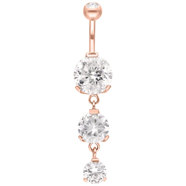 Piercing de ombligo de oro rosa con tres cristales claros sobre fondo blanco