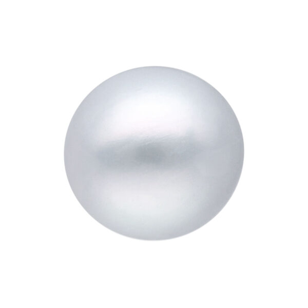 Bola plateada brillante de titanio sobre fondo blanco