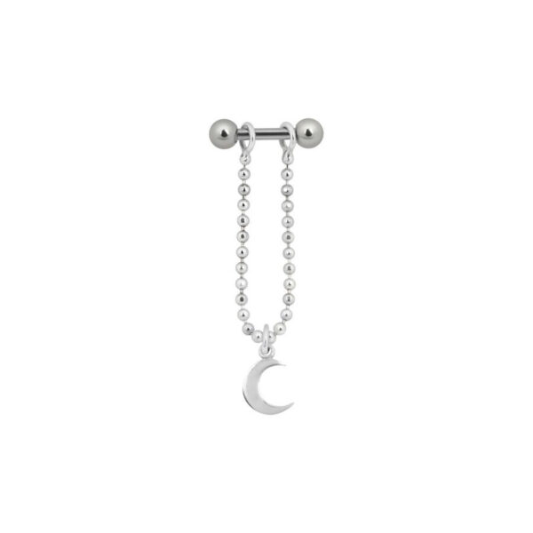 Barbell de oreja plateado con colgante de luna y cadenas sobre fondo blanco
