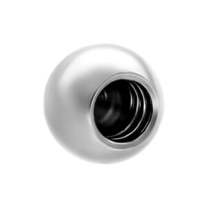 Bola plateada de acero quirúrgico con rosca interna sobre fondo blanco