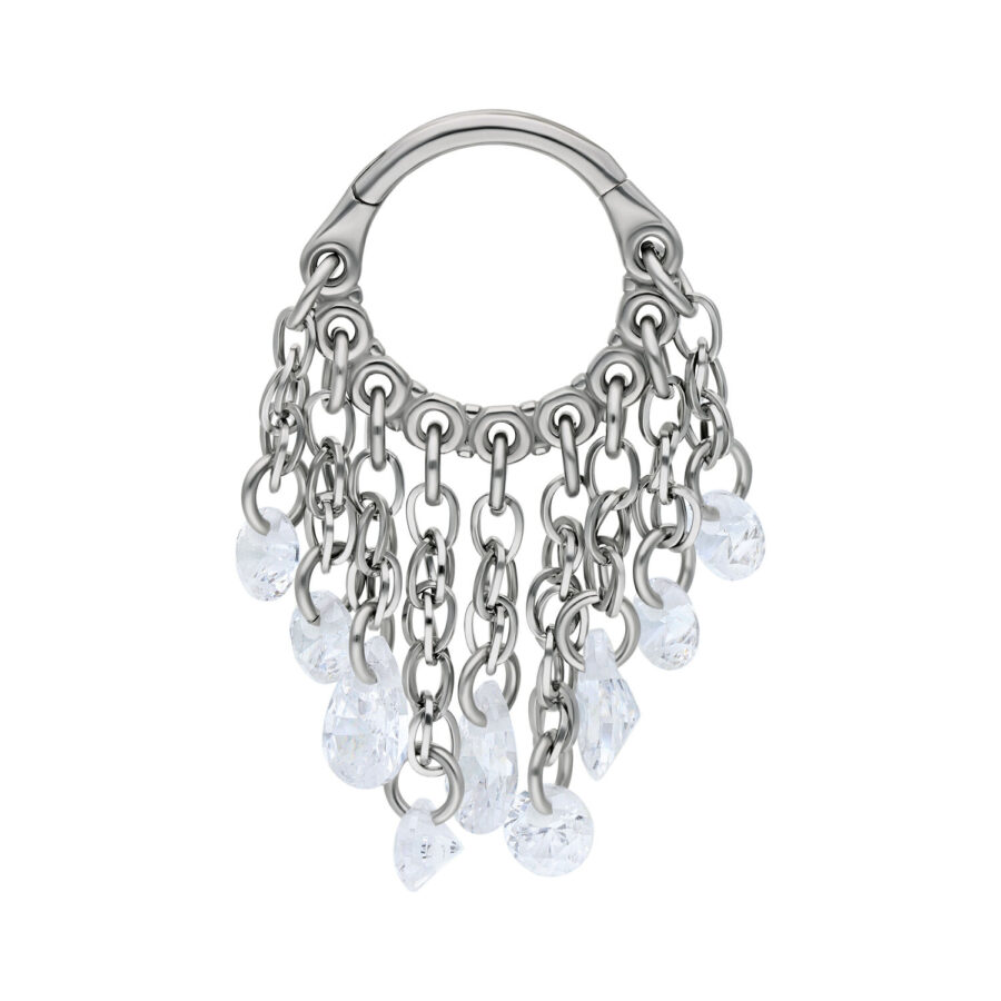 Anillo de piercing plateado con cristales claros colgantes sobre fondo blanco