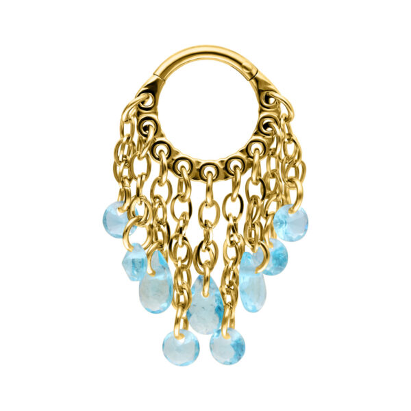 Anillo de piercing dorado con cristales azul claro en cadenas sobre fondo blanco
