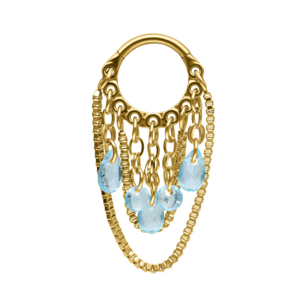 Anillo de piercing dorado con cristales azul claro colgantes sobre fondo blanco
