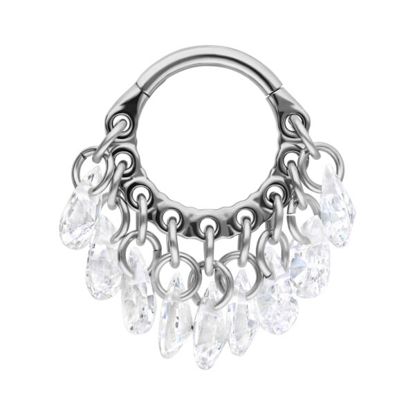 Anillo articulado plateado con gotas de cristal claras sobre fondo blanco