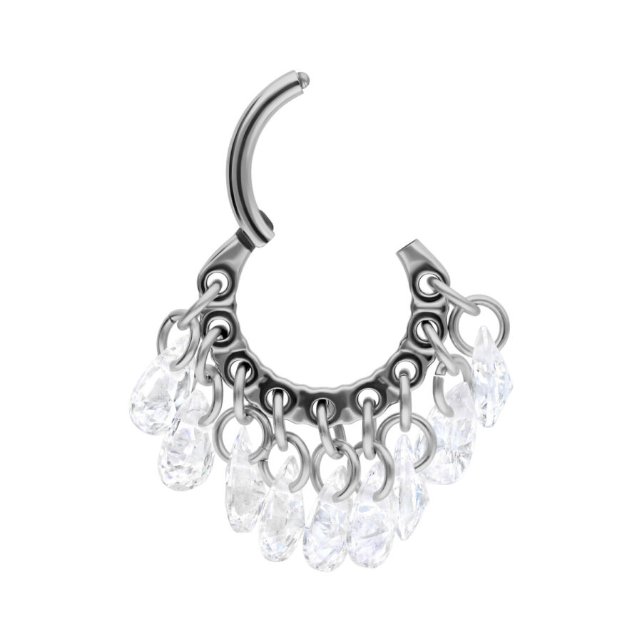 Anillo de piercing plateado de titanio con cristales claros colgantes sobre fondo blanco
