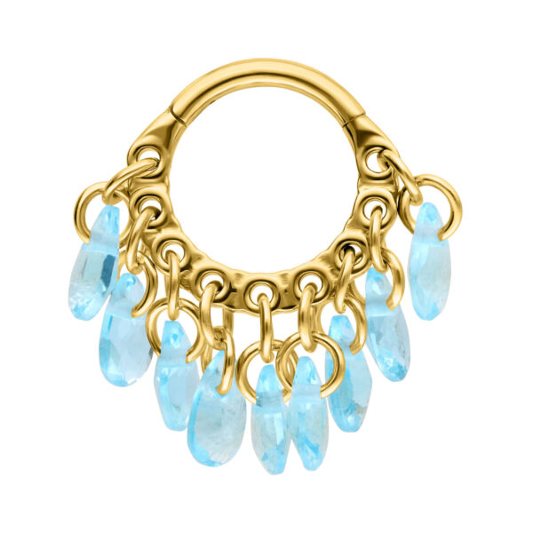 Clicker de piercing dorado con cristales azul claro colgantes sobre fondo blanco