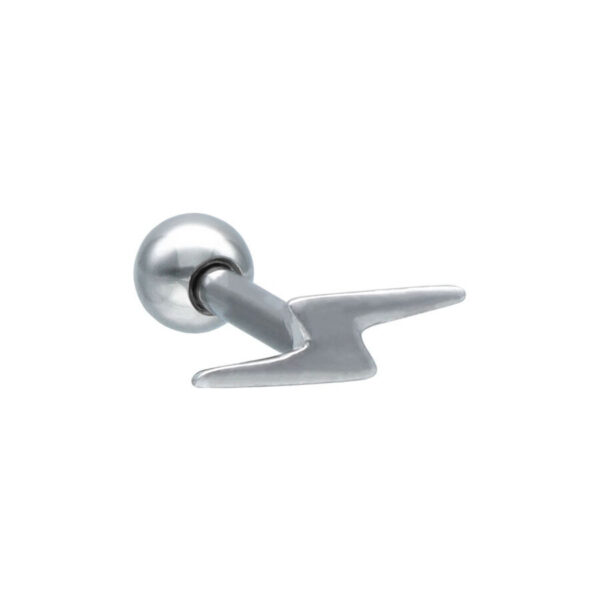 Piercing de oreja plateado en forma de rayo sobre fondo blanco