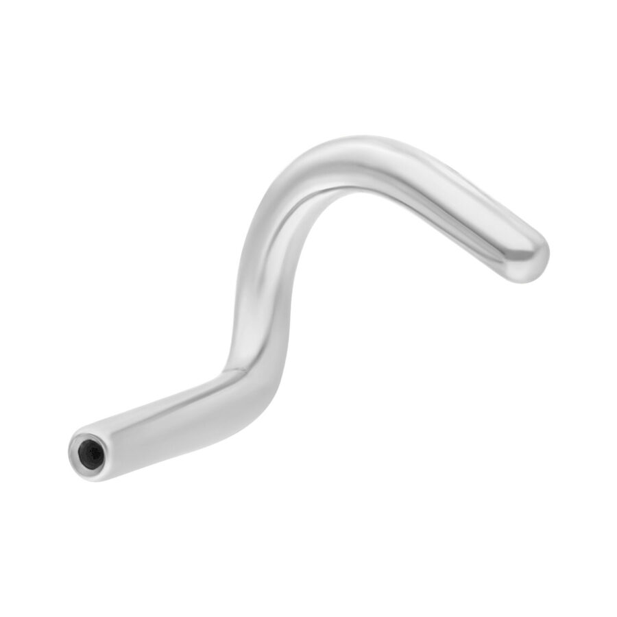 Piercing nasal de titanio plateado curvado con Push Fit sobre fondo blanco
