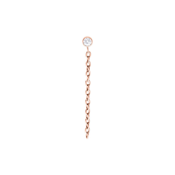 Largo accesorio de cadena en oro rosado con cristal claro sobre fondo blanco