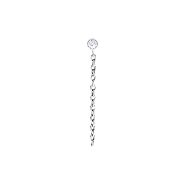 Accesorio de cadena plateado con cristal claro sobre fondo blanco