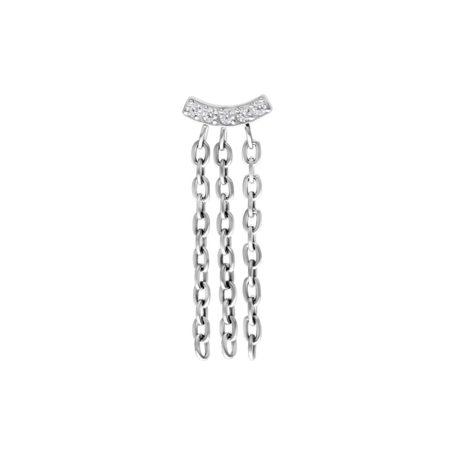 Accesorio de piercing plateado con cristales y cadenas sobre fondo blanco