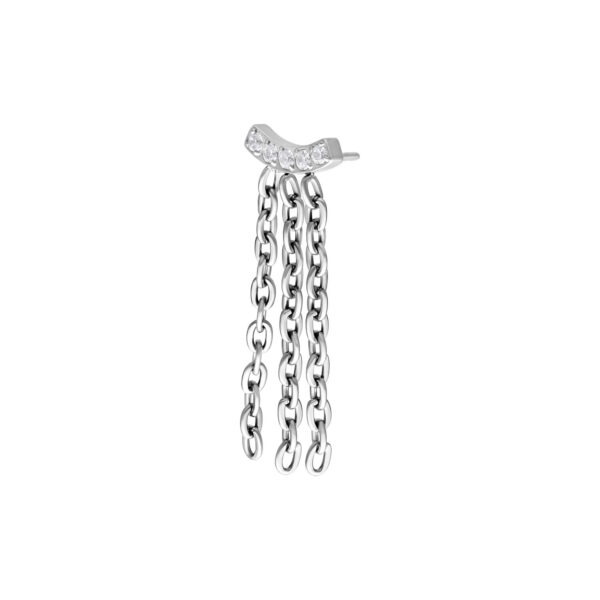 Accesorio de piercing plateado con cristales claros y cadenas sobre fondo blanco
