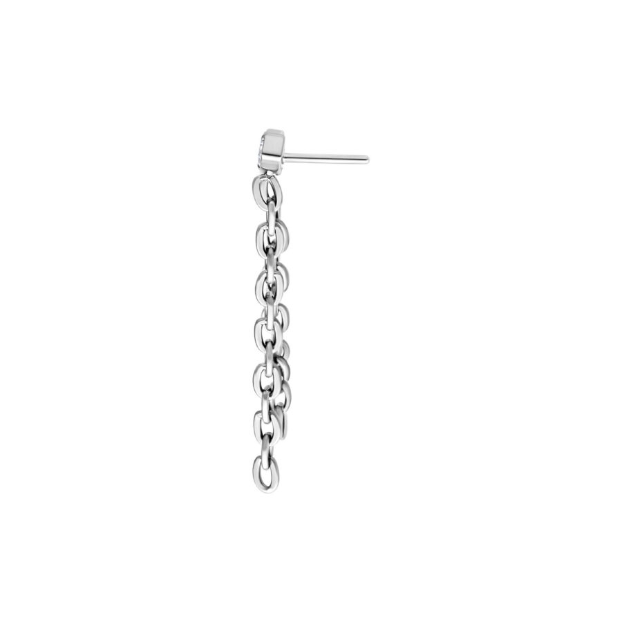 Adorno de piercing plateado con colgante de cadena sobre fondo blanco