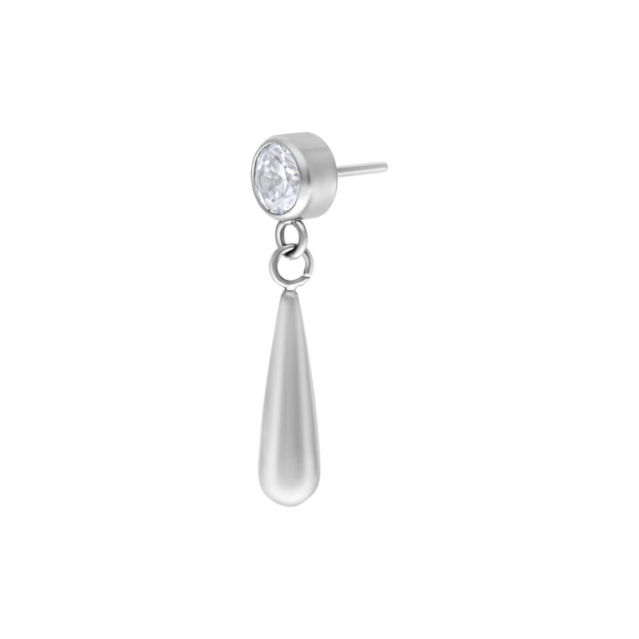 Ajuste de metal plateado con cristal claro y colgante de gota sobre fondo blanco