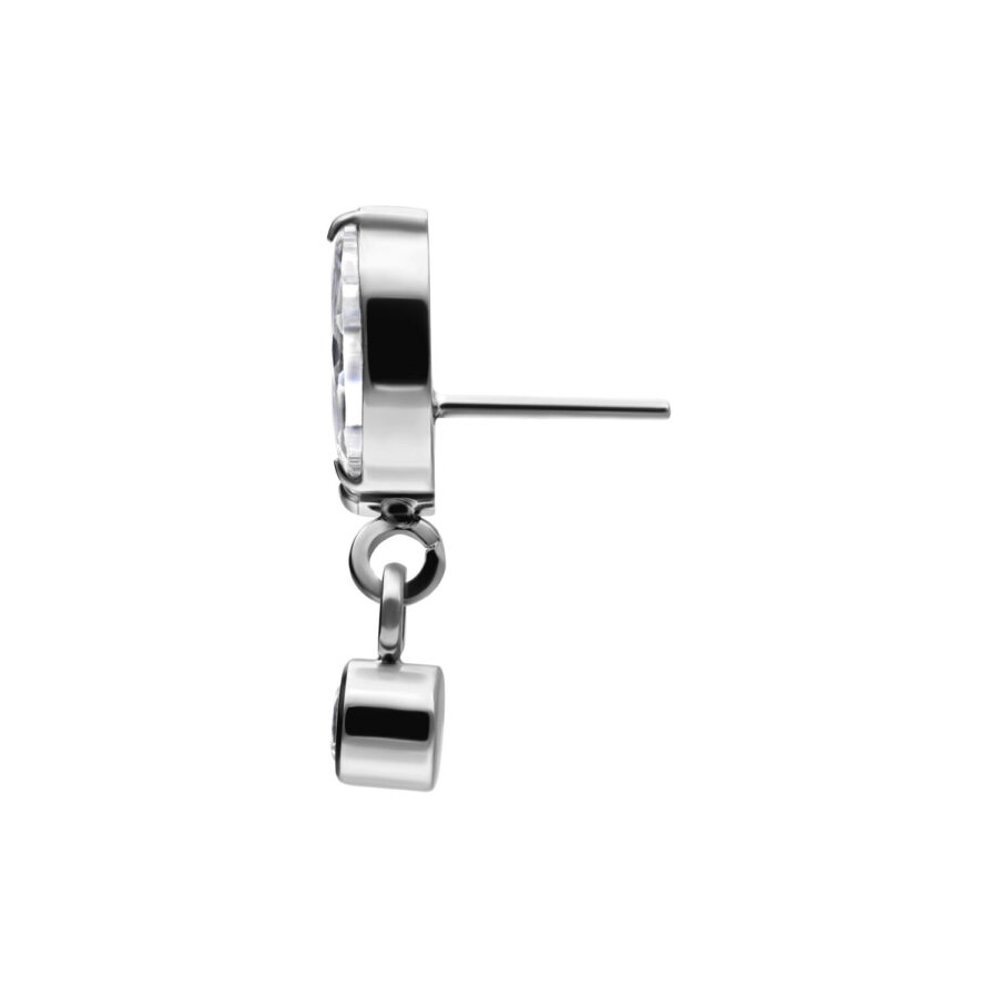 Ajuste Accesorio de Plata con cristal claro y colgante sobre fondo blanco