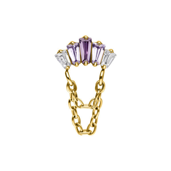 Accesorio de metal dorado con cristales de color lavanda sobre fondo blanco