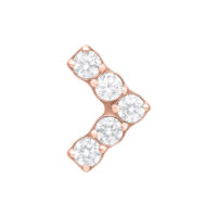 Adorno en forma de V para piercing de titanio rosado con cinco cristales claros sobre fondo blanco