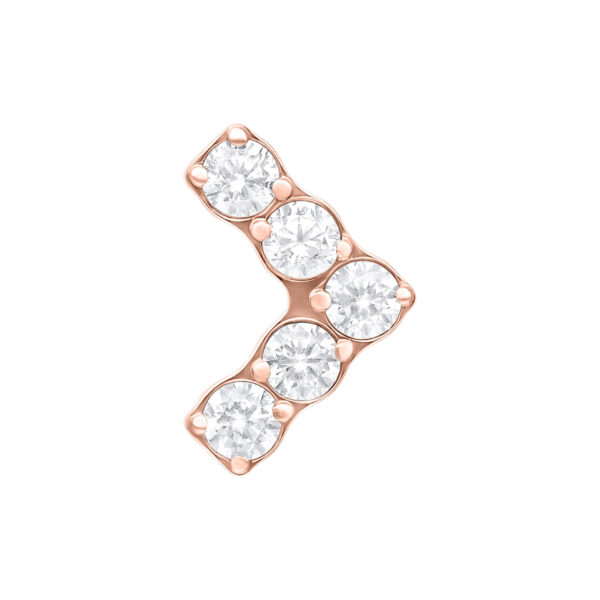 Adorno en forma de V para piercing de titanio rosado con cinco cristales claros sobre fondo blanco