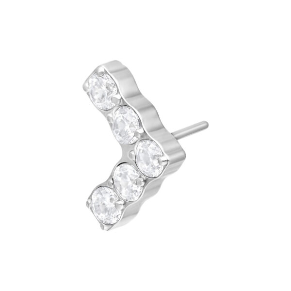 Aplique de piercing en forma de V plateado con cinco cristales claros sobre fondo blanco
