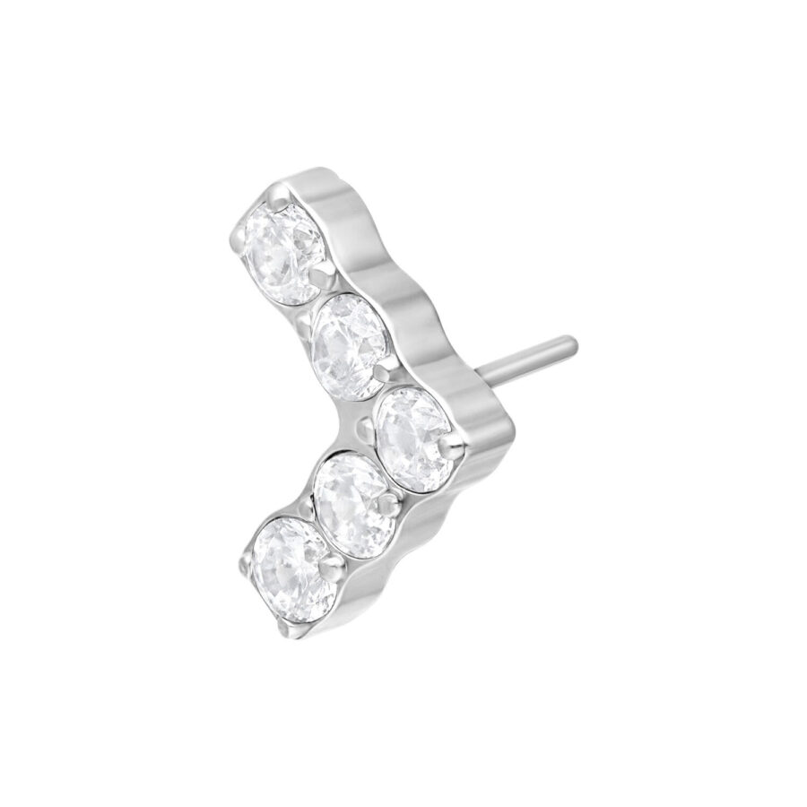 Aplique de piercing en forma de V plateado con cinco cristales claros sobre fondo blanco