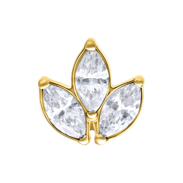 Ajuste dorado en forma de flor con tres cristales claros sobre fondo blanco