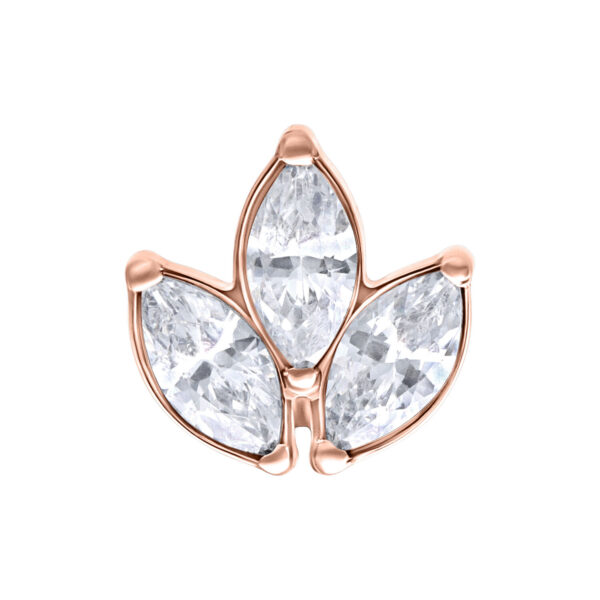 Aplique de flor en oro rosa con tres piedras cristalinas sobre fondo blanco