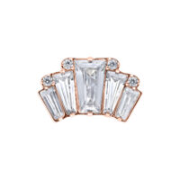 Ajuste a presión de oro rosa con cristales Ajuste de oro rosa con cristales claros sobre fondo blanco