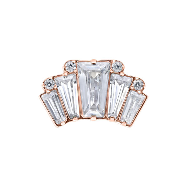 Ajuste de oro rosa con cristales claros sobre fondo blanco