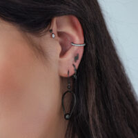 Accesorio Push Fit Oval Crystal negro en oreja con otros piercings