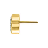 Ajuste de piercing dorado con cristal claro sobre fondo blanco