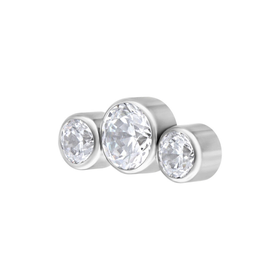 Ajuste de metal en color plata con cinco cristales claros sobre fondo blanco