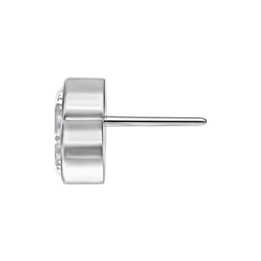 Accesorio de metal plateado con cristal claro sobre fondo blanco