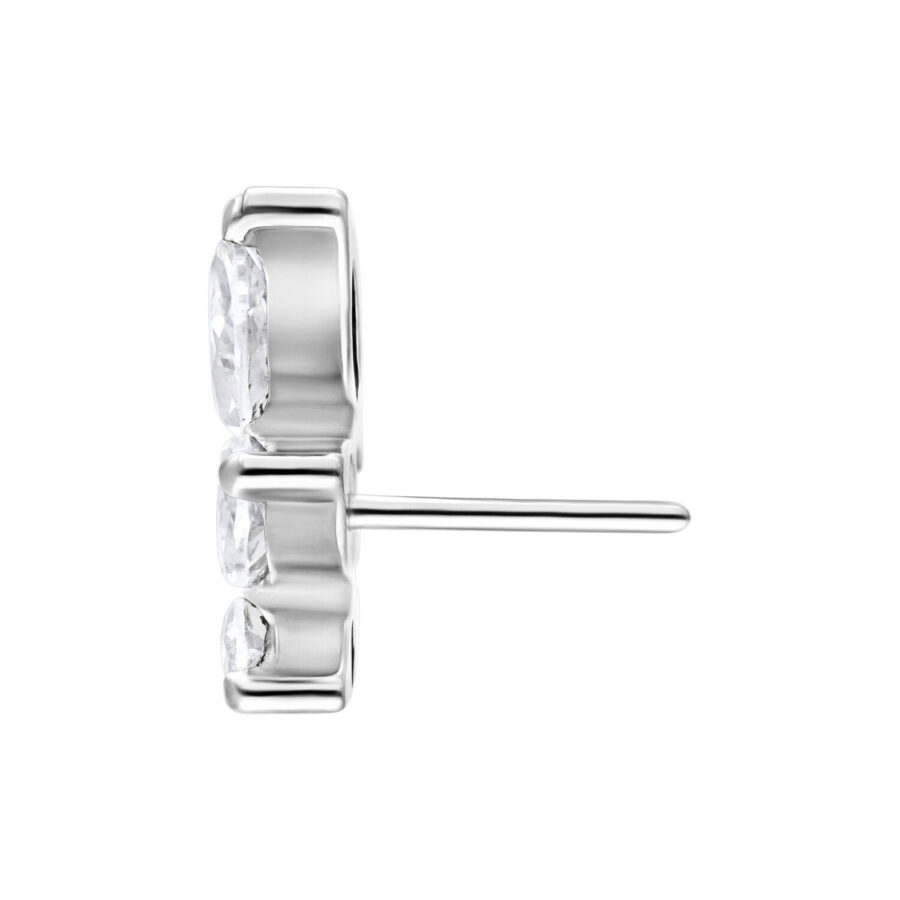 Ajuste de piercing plateado con piedra cristalina sobre fondo blanco