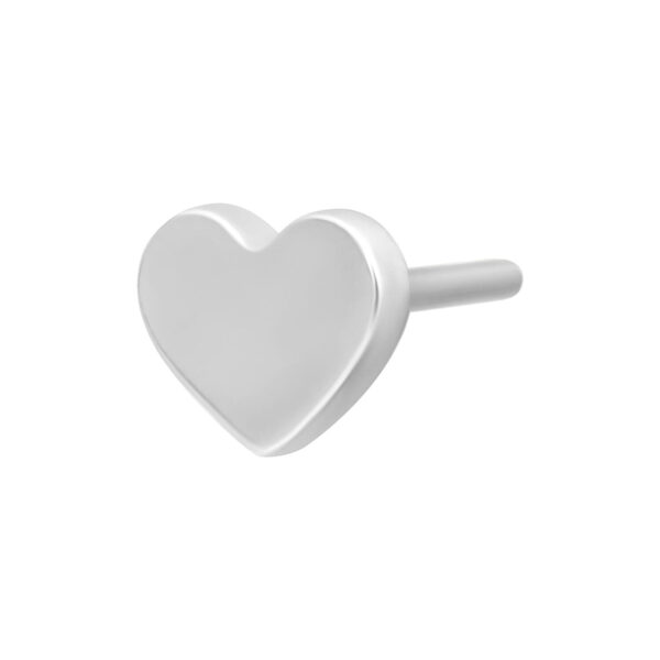 Accesorio de corazón plateado de titanio sobre fondo blanco