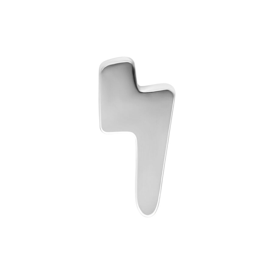 Ajuste en forma de relámpago plateado de titanio sobre fondo blanco