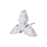 Ajuste Push Fit Trinity Plateado con Cristales Ajuste Trinity plateado de titanio con tres cristales claros sobre fondo blanco