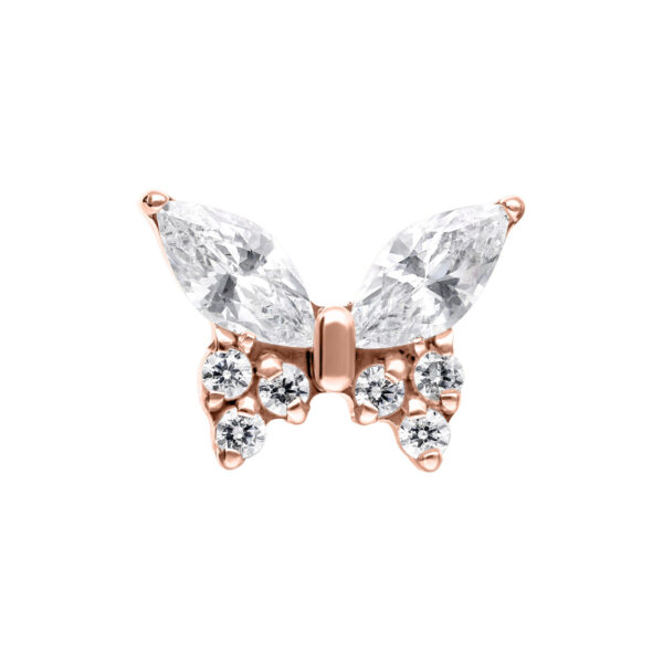 Adorno de piercing de mariposa en oro rosa con cristales claros sobre fondo blanco