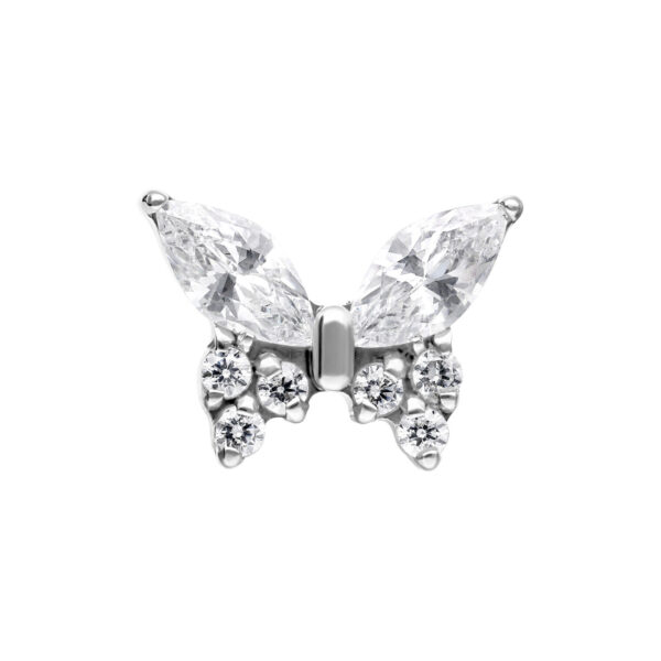 Ajuste de piercing de mariposa plateada con cristales claros sobre fondo blanco