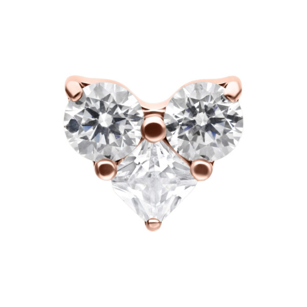Corazón de cristal en oro rosado con cristales claros, fondo de estudio