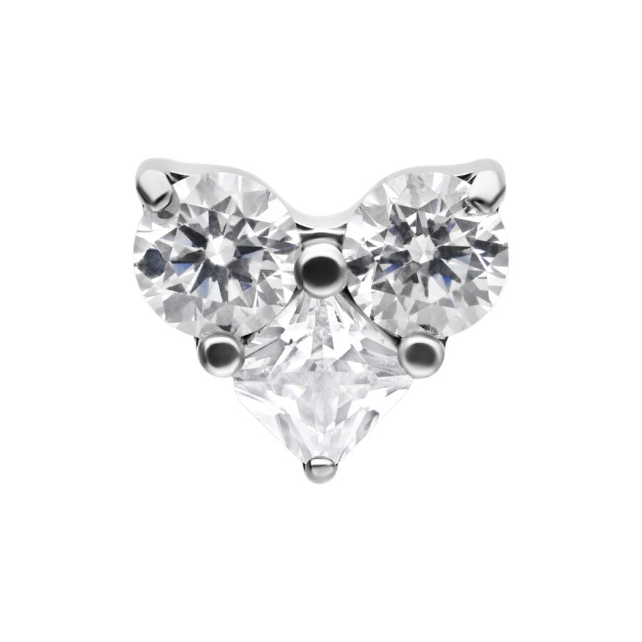 Triple accesorio de corazón de cristal de titanio con piedra clara sobre fondo blanco