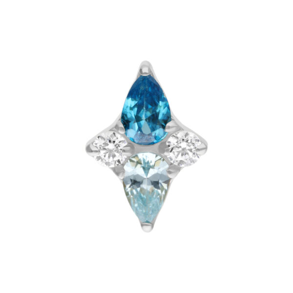 Accesorio plateado con cristal turquesa, sobre fondo blanco