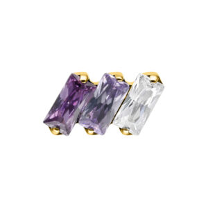 Adorno de cristal lavanda con montura dorada sobre fondo blanco