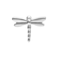 Libélula de plata de titanio sobre fondo blanco