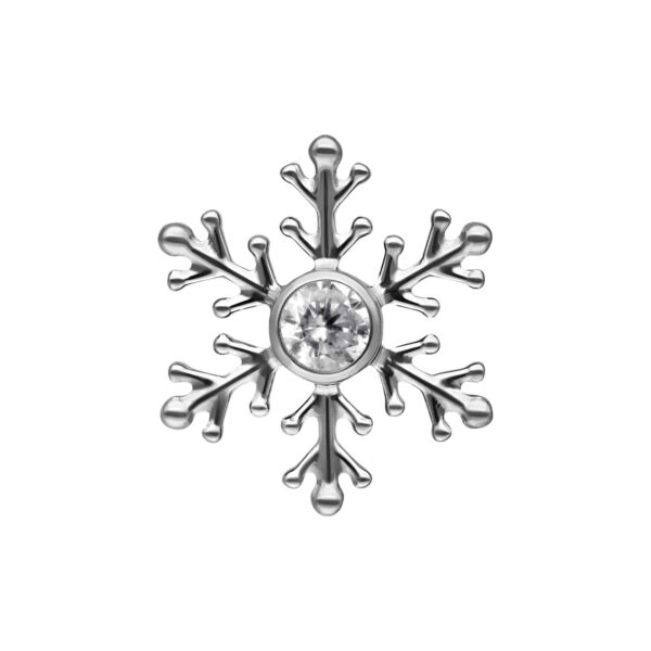 Adorno de piercing de copo de nieve plateado con cristal claro sobre fondo blanco