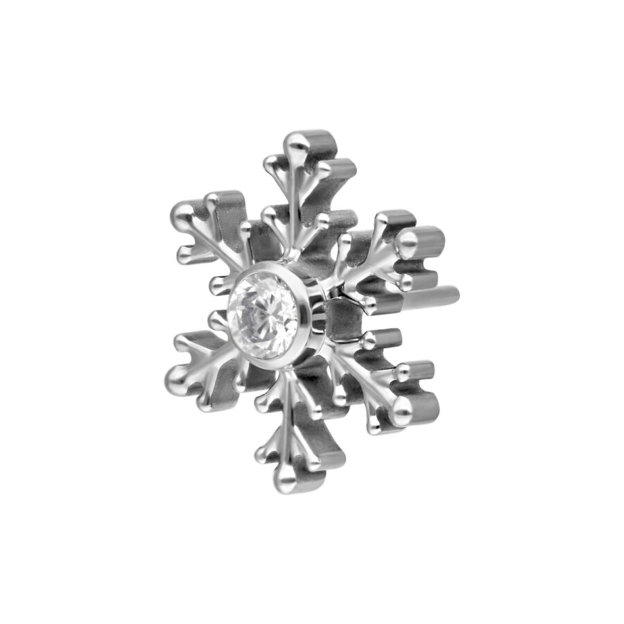 Adorno de piercing de copo de nieve plateado con cristal claro sobre fondo blanco