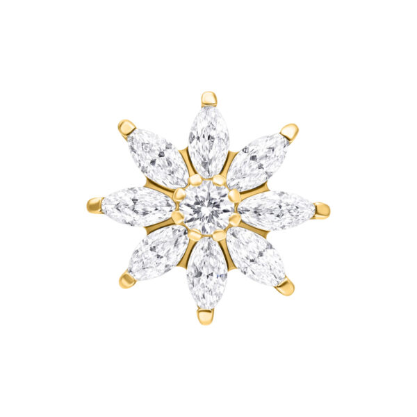 Aplique de metal dorado en forma de flor con piedras cristalinas sobre fondo blanco