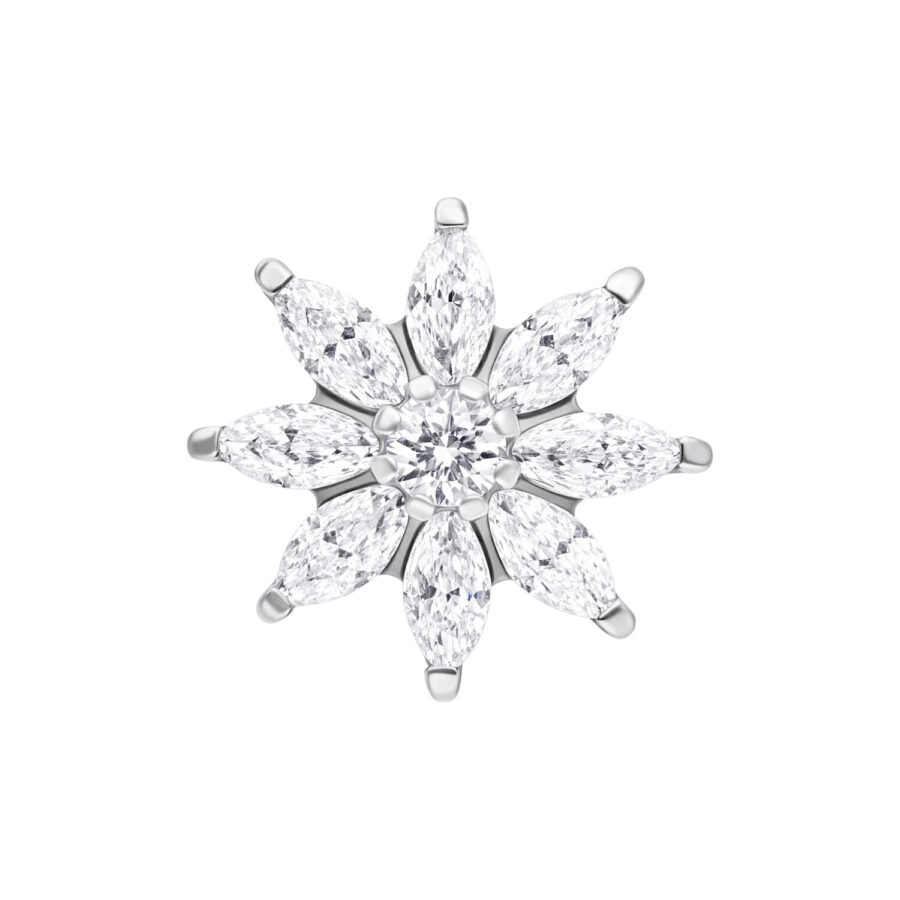 Cristal plateado en forma de flor de hielo sobre fondo blanco