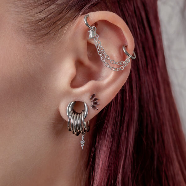 Accesorio de titanio plateado con piedras de amatista en la oreja