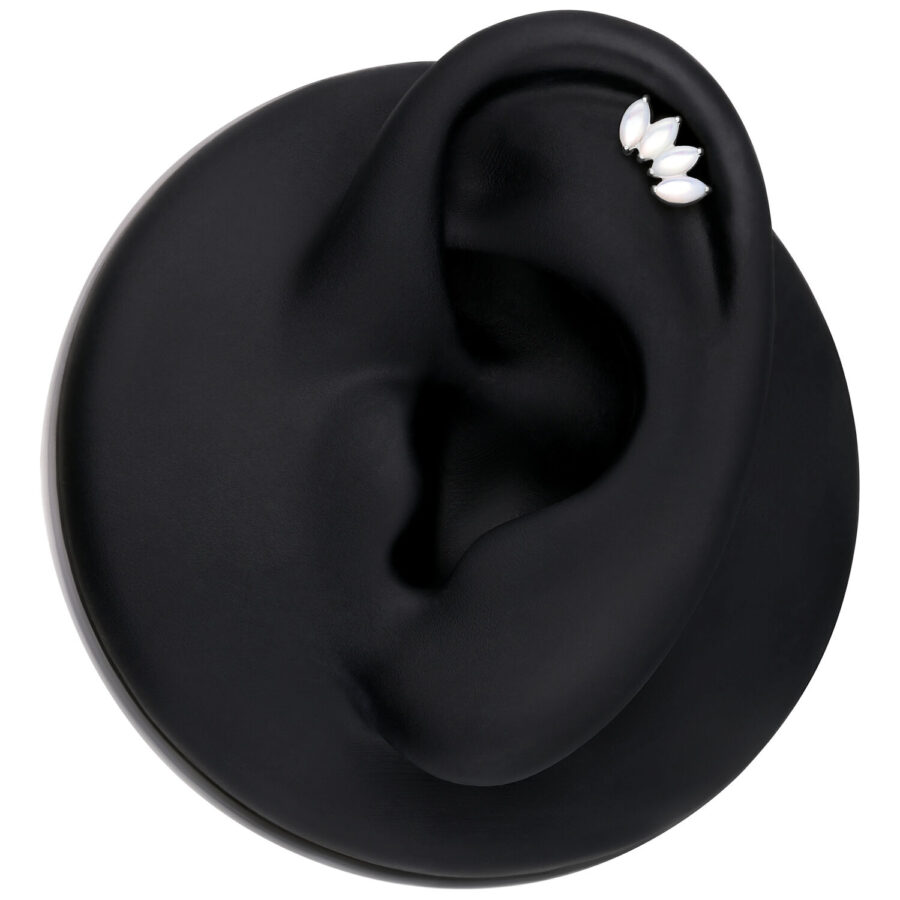 Accesorio Push Fit plateado con piedra lunar en modelo de oreja negra