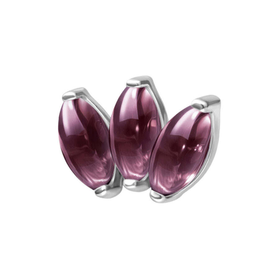 Adorno de plata de Lotus con tres amatistas moradas sobre fondo blanco